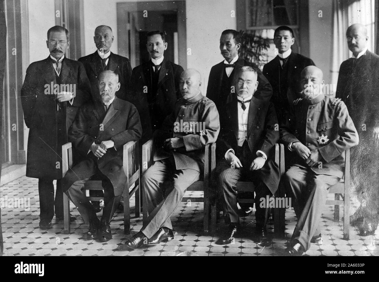 Foto zeigt Graf Terauchi Masatake (1852-1919), war ein Gensui (Marschall) in der kaiserlich japanischen Armee und diente als 9. Premierminister (1916-1918) von Japan, mit seinem Kabinett. Stockfoto