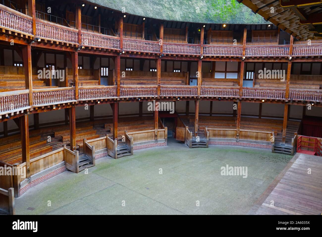 Innere des Globe Theatre London, William Shakespeare zugeordnet. Erbaut im 16. Jahrhundert von Shakespeares spielen Unternehmen, der Lord Chamberlain es Men. London. Datierte 2015 Stockfoto