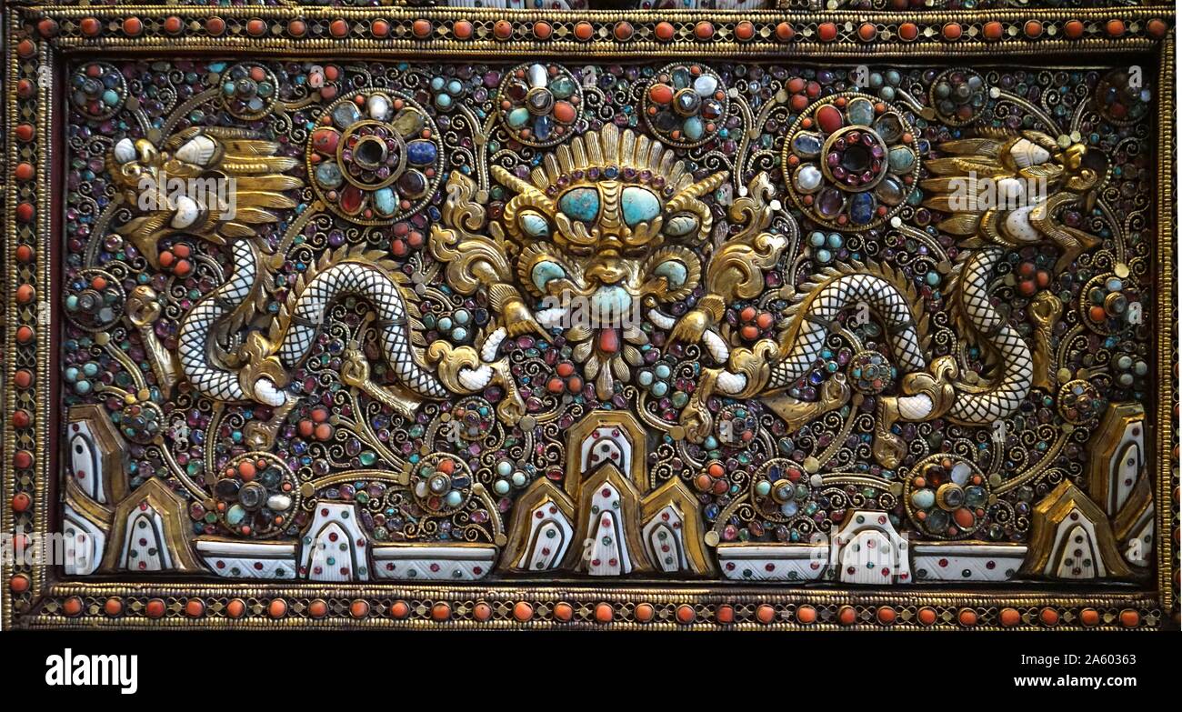 Altaraufsatz aus Metall, set mit Knochen, Shell, Edelsteinen und Halbedelsteinen. Aus Nepal. Vom 18. Jahrhundert Stockfoto