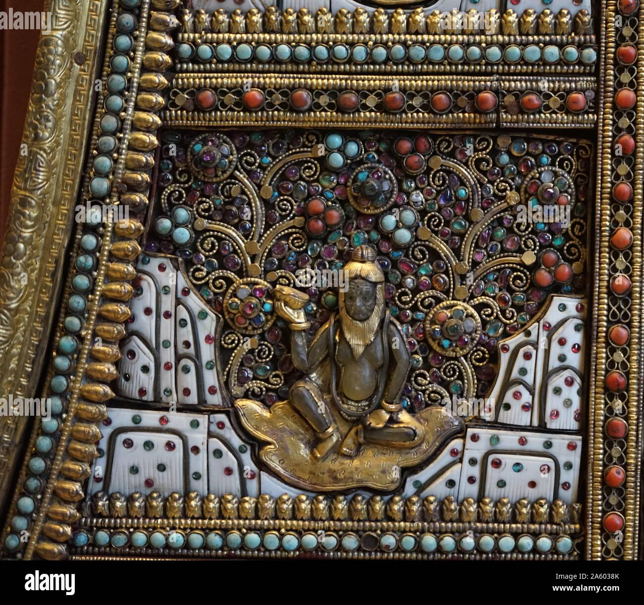 Altaraufsatz aus Metall, set mit Knochen, Shell, Edelsteinen und Halbedelsteinen. Aus Nepal. Vom 18. Jahrhundert Stockfoto