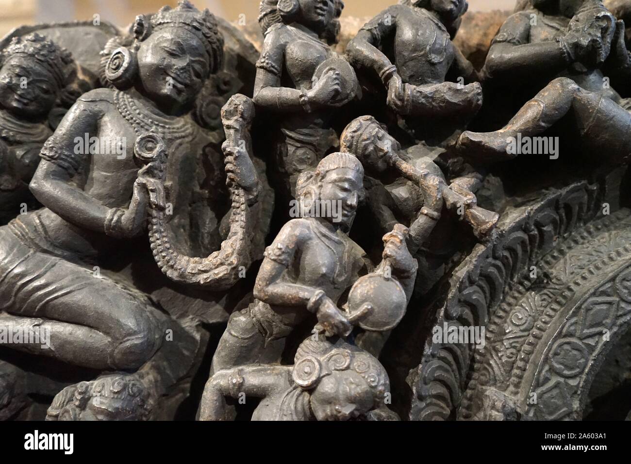 Detail einer Bronzestatue, die Darstellung der Gottheit Shiva und der Göttin Parvati als das ursprüngliche Göttliche Paar sitzt. Vom 12. Jahrhundert Stockfoto