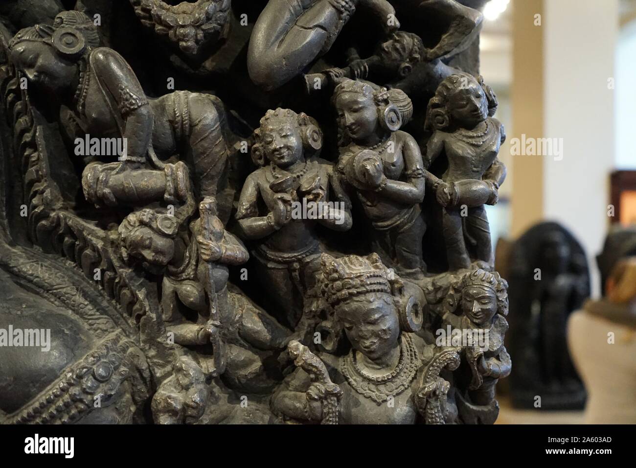 Detail einer Bronzestatue, die Darstellung der Gottheit Shiva und der Göttin Parvati als das ursprüngliche Göttliche Paar sitzt. Vom 12. Jahrhundert Stockfoto