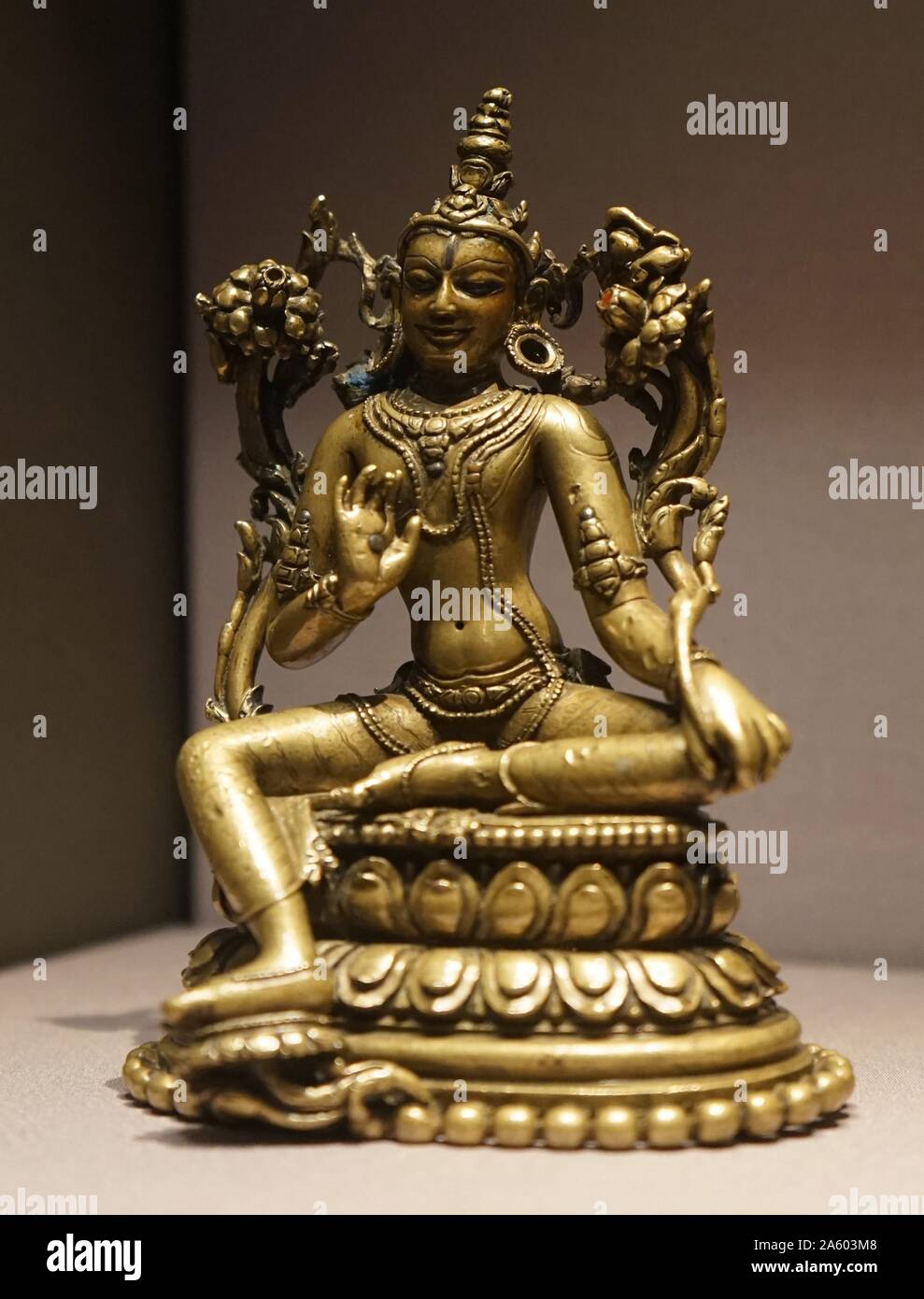 Sitzende Bronzefiguren von Avalokiteshvara, die irdische Manifestation des selbst geboren ewige Buddha Amitabha. Vom 12. Jahrhundert Stockfoto