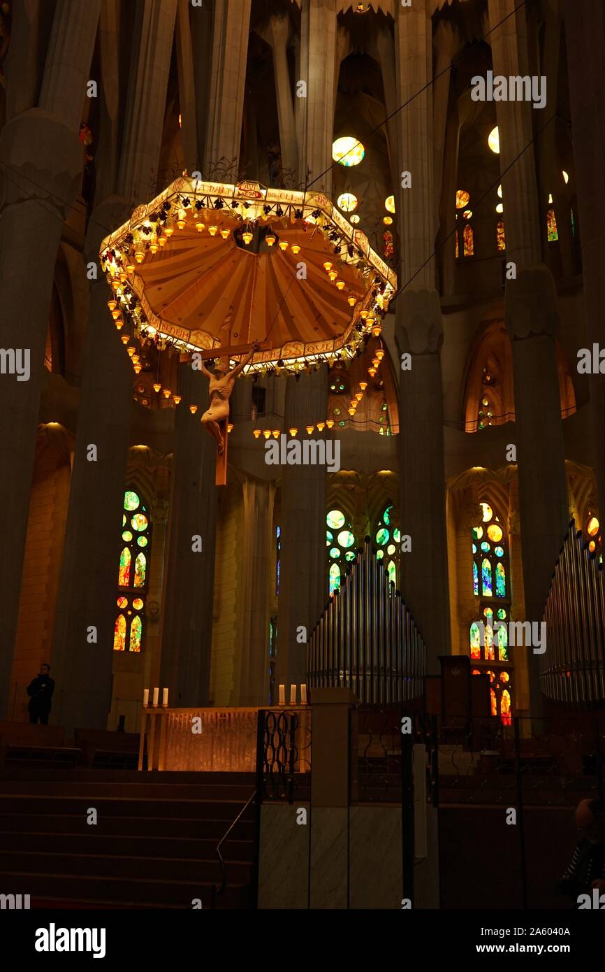 Blick auf die suspendierten Kruzifix und Glas-Altar in der Basílica i Temple Expiatori De La Sagrada Família, eine römisch-katholische Kirche in Barcelona, entworfen vom spanischen Architekten Antoni Gaudí (1852-1926). Vom 21. Jahrhundert Stockfoto