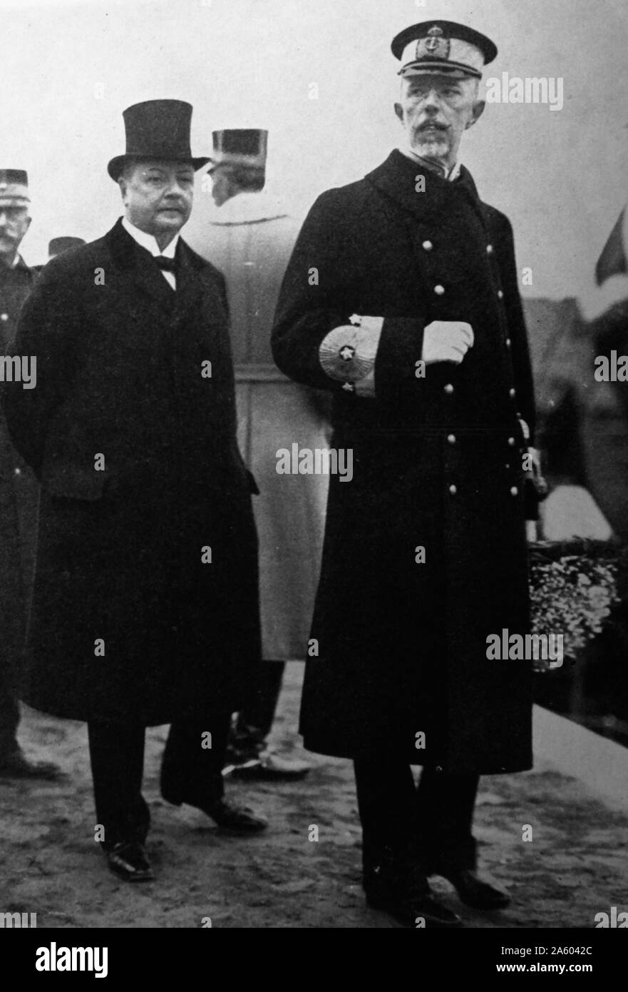 Foto von König Gustav v. von Schweden (1858-1950) mit der schwedische Ministerpräsident Arvid Lindman (1862-1936). Vom 20. Jahrhundert Stockfoto
