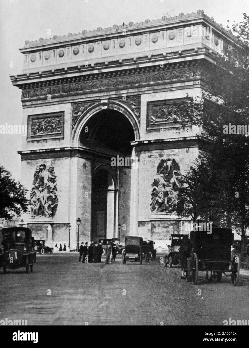 Fotodruck auf Arc de Triomphe, stehend in der Mitte des Place Charles de Gaulle, am westlichen Ende der Champs-Élysées. Vom 19. Jahrhundert Stockfoto