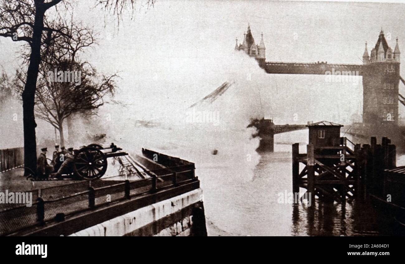 Foto von der Royal Salute feuerte am Mittag auf den Tower of London, König George VI zu feiern (1895 – 1952) 41. Geburtstag. Vom 20. Jahrhundert Stockfoto