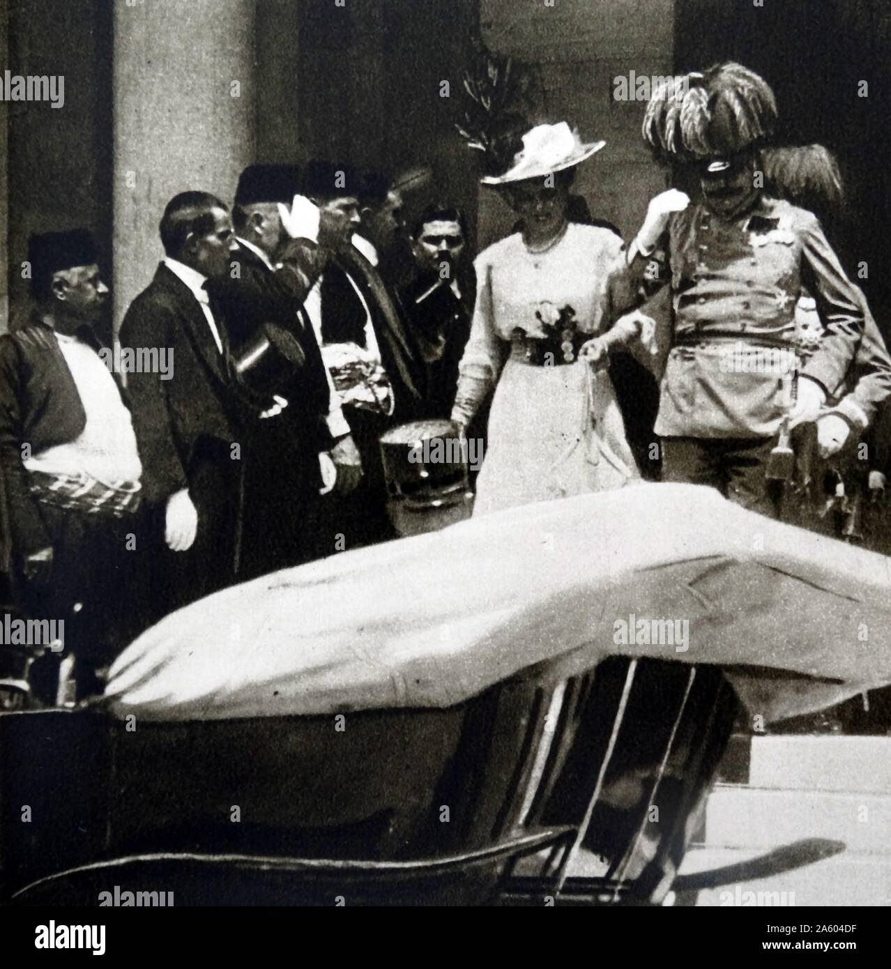 Foto von Erzherzog Franz Ferdinand von Österreich (1875-1914) und seiner Frau Sophie, Herzogin von Hohenberg (1868-1914) verlassen der Sarajevo-Senat, fünf Minuten, bevor er sie geschossen und getötet durch Gavrilo Princip (1894-1918) der große Krieg auslösen. Datiert 1914 Stockfoto