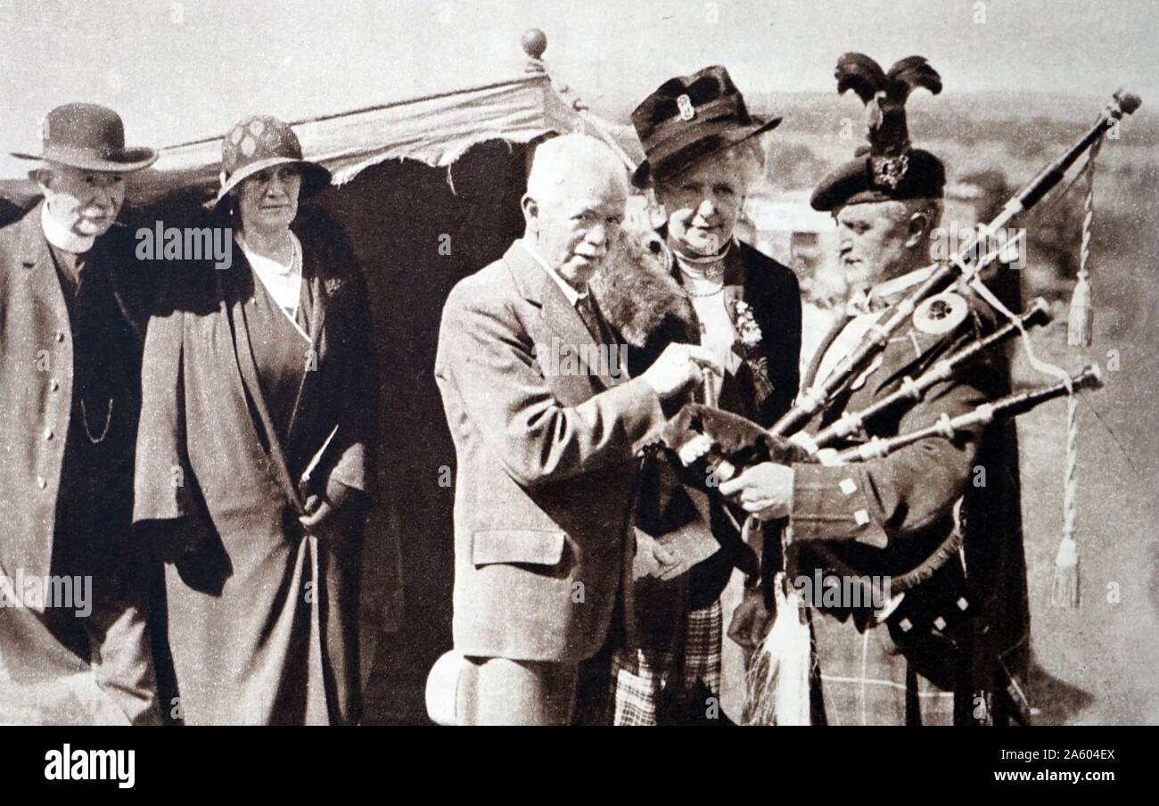 Foto des Innenministers, John Robert Clynes (1869-1949), Besuch einer lokalen Blume zeigt in Schottland mit Mabell Ogilvy, Gräfin von Airlie (1866-1956). Vom 20. Jahrhundert Stockfoto