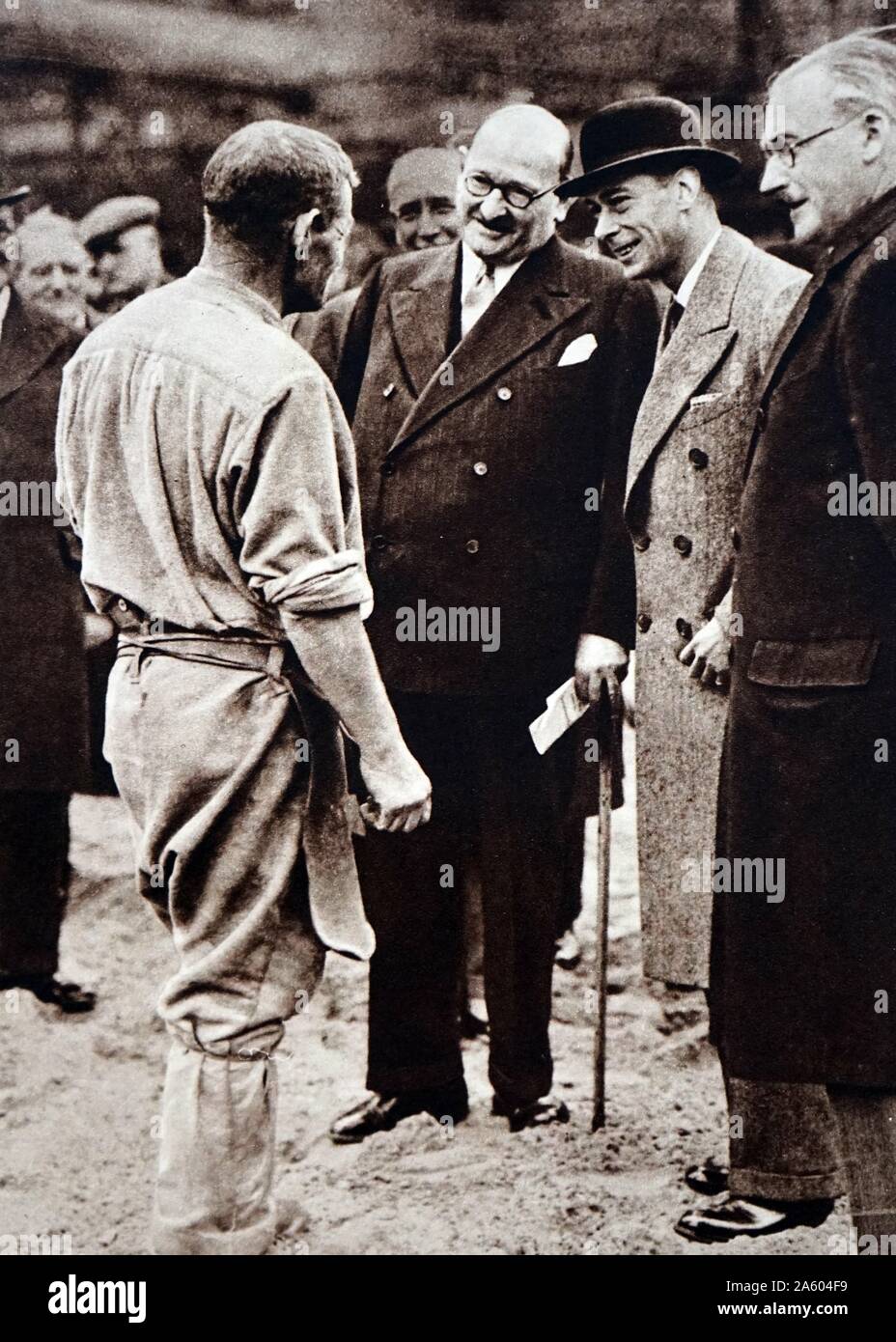 Foto von Prinz Albert Frederick Arthur George (1895 – 1952) Besuch Kriegsveteranen. Vom 20. Jahrhundert Stockfoto