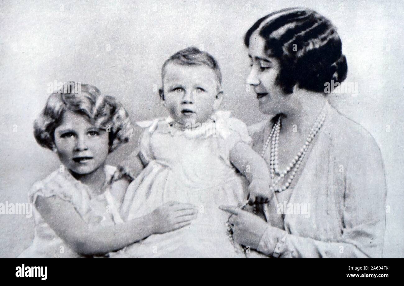 Foto von Königin Elizabeth die Königin-Mutter (1900-2002) mit Prinzessin Elisabeth (1926-) und Prinzessin Margaret (1930-2002). Vom 20. Jahrhundert Stockfoto