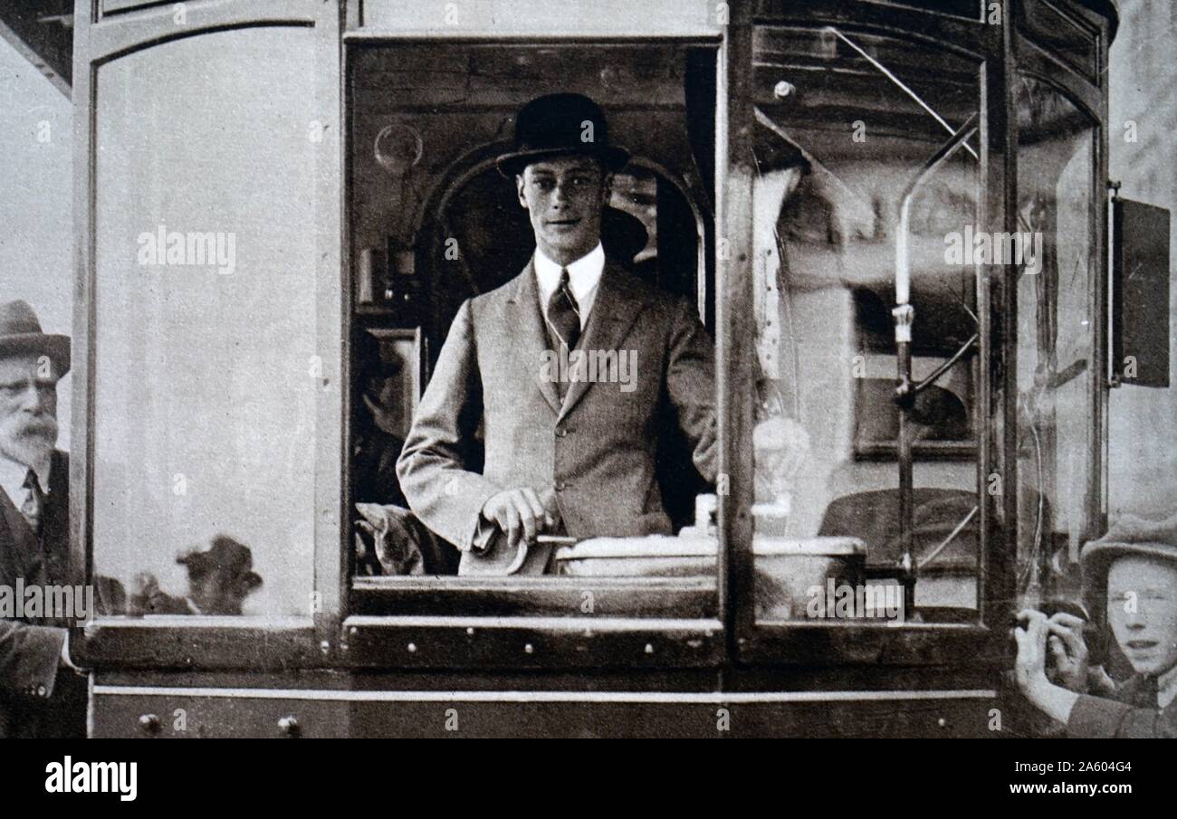 Foto von Prinz Albert Frederick Arthur George (1895 – 1952) fährt eine Straßenbahn. Vom 20. Jahrhundert Stockfoto