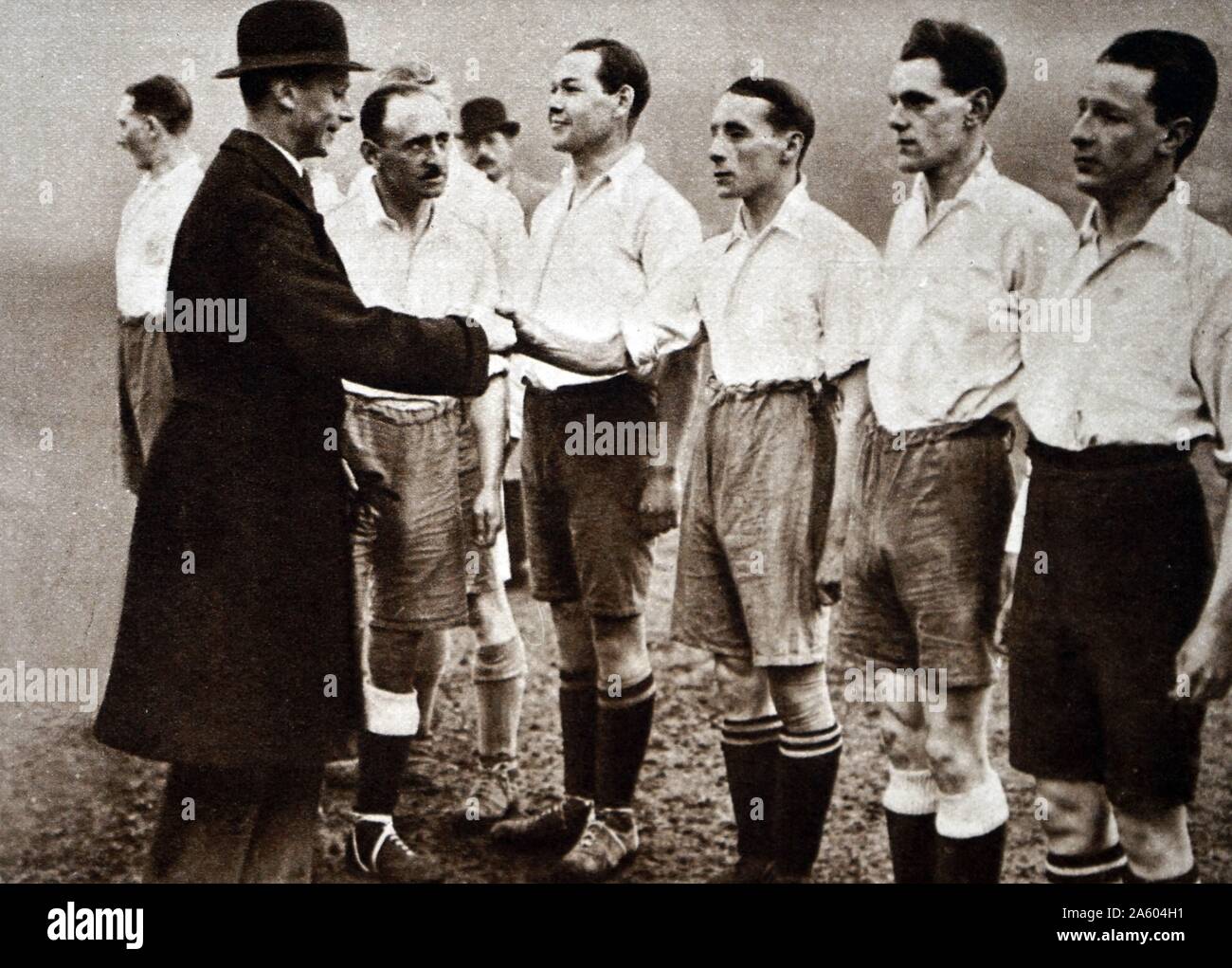 Foto von Prinz Albert Frederick Arthur George (1895 – 1952) Händeschütteln von Fußballspielern. Vom 20. Jahrhundert Stockfoto