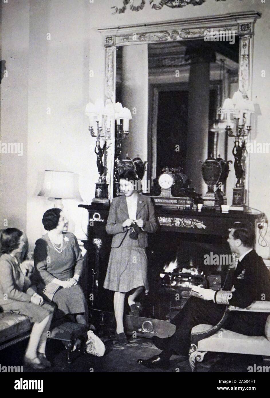 Foto von Queen Elizabeth The Queen Mother (1900-2002) König George VI (1895-1952) mit ihren Kindern in der Royal Lodge. Vom 20. Jahrhundert. Stockfoto