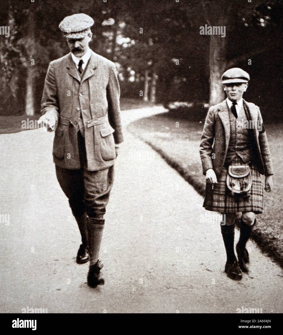 Foto von Prinz Albert Frederick Arthur George (1865-1936) mit seinem Lehrer in Balmoral Castle, Schottland. Vom 20. Jahrhundert Stockfoto