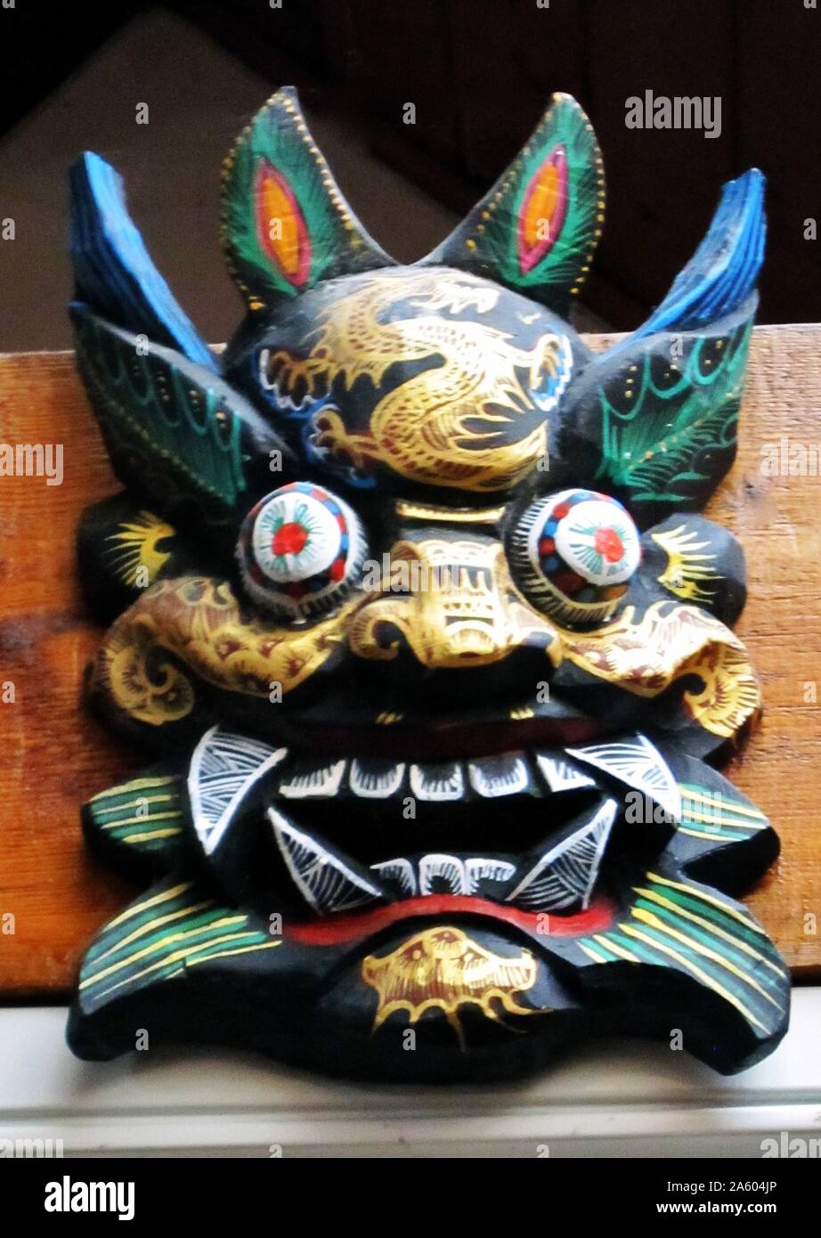 Chinesische Volkskunst: Nuo Dämonenmaske, geschnitzte & lackiertem Holz. Stockfoto