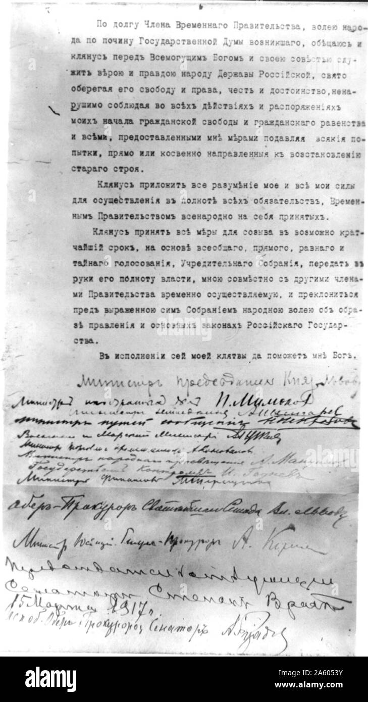 Eid von den Mitgliedern der Russischen provisorischen Regierung. Das Foto zeigt ein Dokument mit getippten Text am oberen und handschriftliche Aussagen an der Unterseite. Die russische Revolution ist der Sammelbegriff für eine Reihe von Revolutionen in Russland im Jahr 1917, die die zaristische Autokratie demontiert und führte zur Gründung der Russischen SFSR. Stockfoto