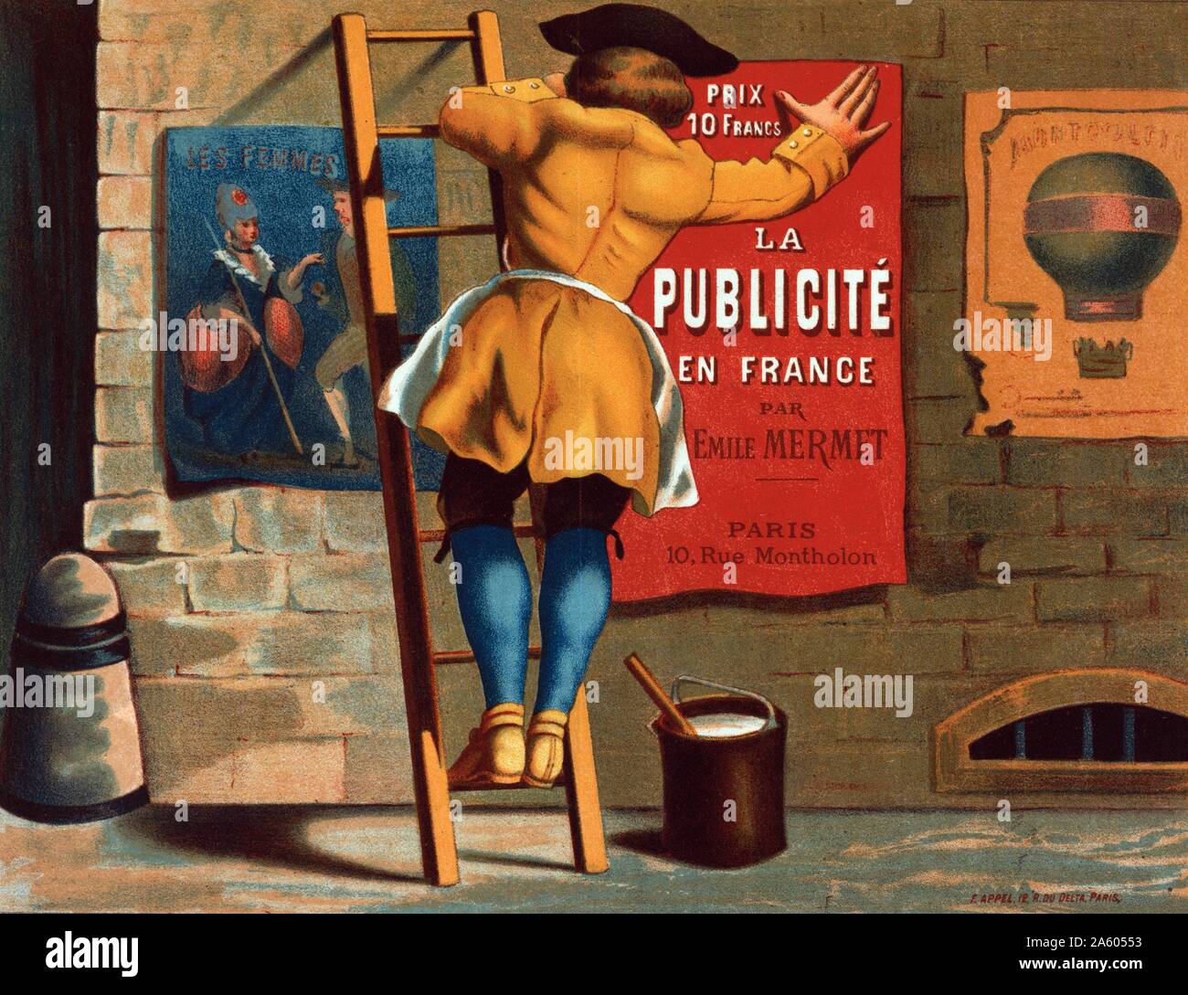 Mann, eine Werbung für 'La Publicité en France par Emile Mermet' auf eine Stadtmauer zwischen ein Poster von zwei Personen mit Untertiteln 'Les femmes" und ein Poster von einem 'Montgolfier" Heißluftballon Stockfoto