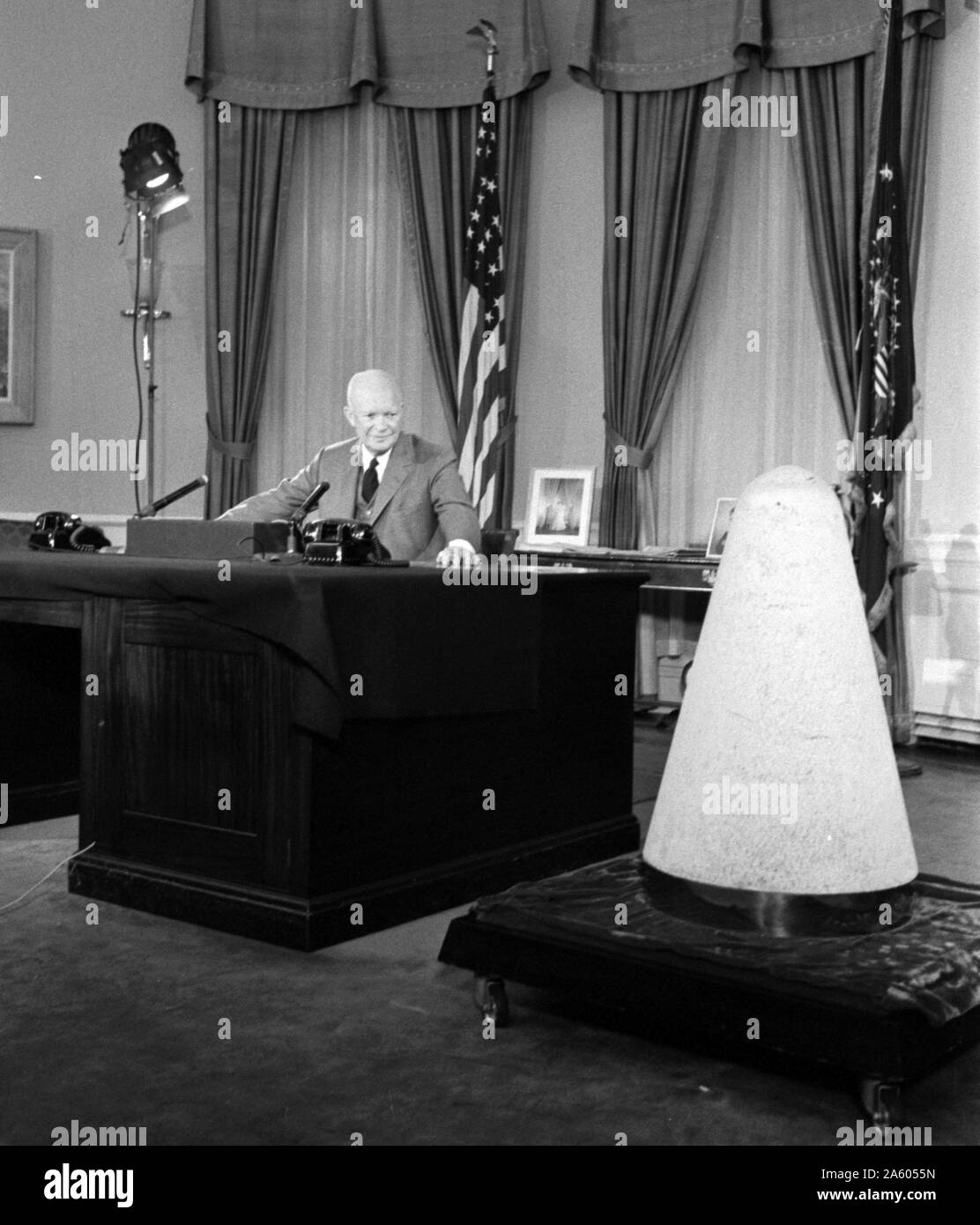 Präsident Dwight Eisenhower geben einen Fernseher Rede im Weißen Haus über die Wissenschaft und die nationale Sicherheit. In der Rede erklärt er, wie die experimentellen Raketen, die in den Weltraum und zurück (konisch geformte Objekt hatte auf der rechten Seite). 1957 Stockfoto