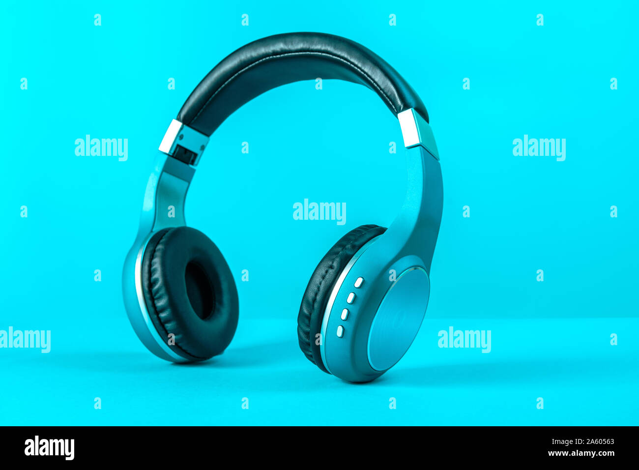 Moderne kabellose Kopfhörer auf blauem Hintergrund - Lebensstil, Musik technik Objekte Stockfoto