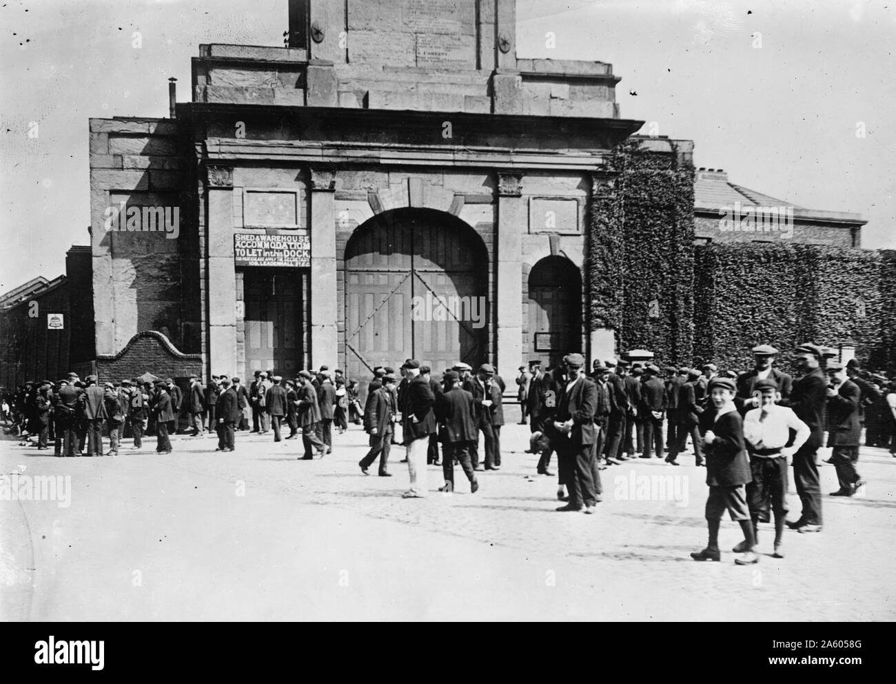 London Dock Workers Strike, vor den Toren der Great East India dock um 1910 Stockfoto