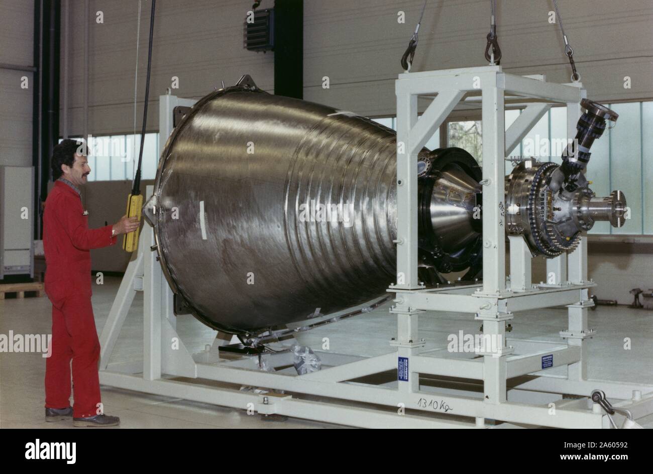 Deutsche Ingenieur bewegt die Struktur mit der ersten Stufe rocket Motor Vulcain, entwickelt für die Ariane 5. Lager des Institut für Raumfahrtantriebe in Lampoldhausen in Deutschland. 1989 Stockfoto