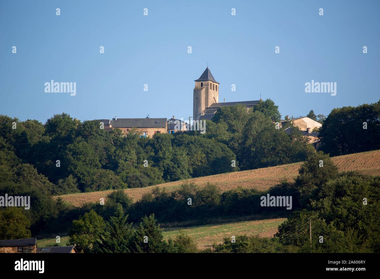 Frankreich, Parc des Grands Causses, Gorges du Tarn, Brousse-le-Château, Hill und Eglise de Connac (Kirche) Stockfoto