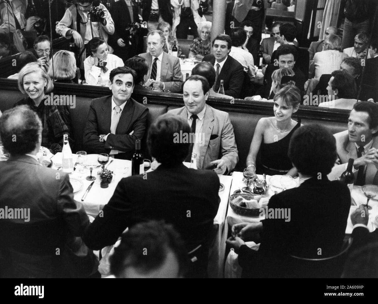 Französische TV-Moderator Bernard Pivot feiert den 500. Jahrestag seiner Fernsehsendung 'Apostroph' in der Brasserie Lipp, mit Jean-Claude Héberlé (CEO von Antenne 2), Dorothée, William Leymergie, Jean-Pierre Foucault und Michel Drucker. September 27, 1985 Stockfoto