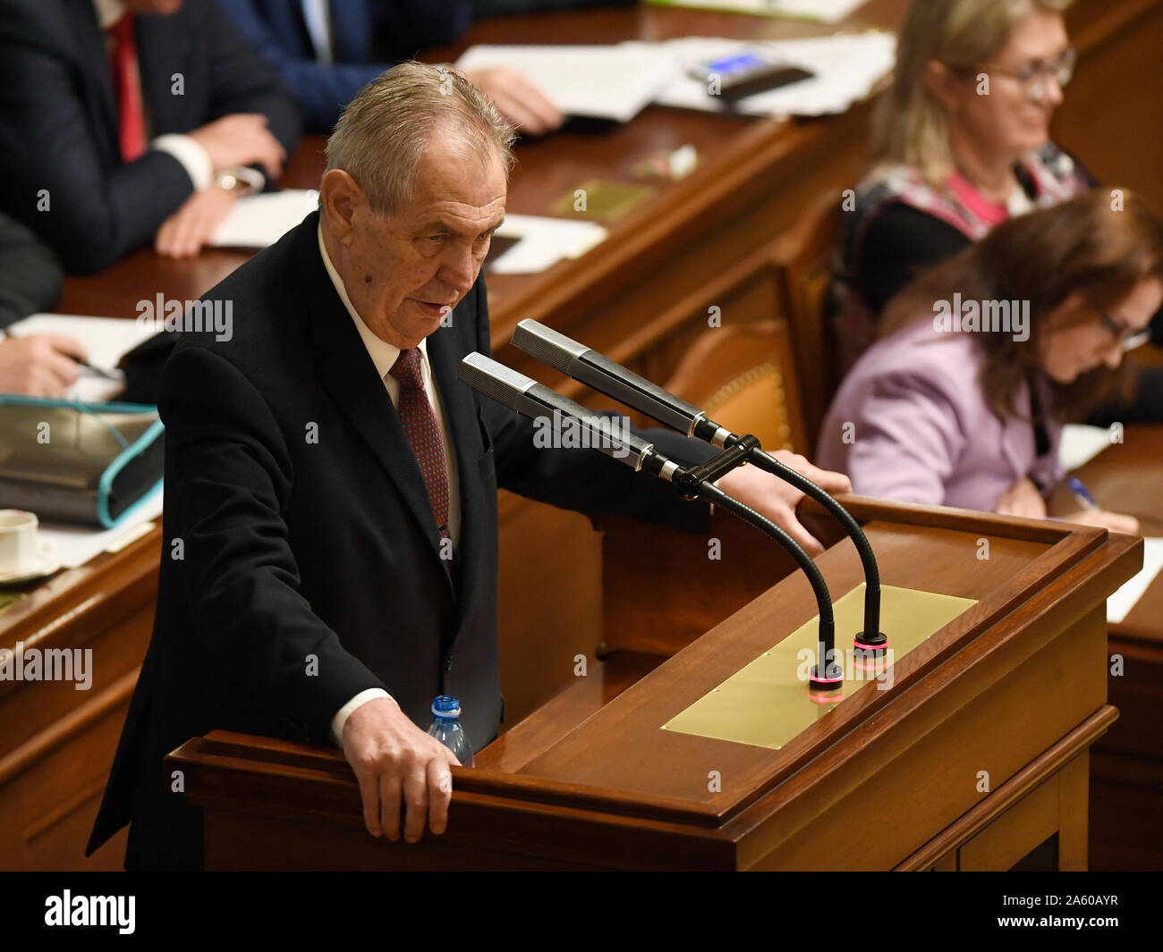 Prag, Tschechische Republik. 23 Okt, 2019. Der tschechische Präsident Milos Zeman unterstützt die jüngsten Entschließung des unteren Haus verurteilt die türkische Invasion von Kurden bewohnten Norden Syrien als eine Verletzung des internationalen Rechts, am Ende seiner Rede im Abgeordnetenhaus am 23. Oktober 2019, in Prag, Tschechische Republik, dass hauptsächlich auf der Haushaltsvorlage 2020 konzentriert. Quelle: Michal Krumphanzl/CTK Photo/Alamy leben Nachrichten Stockfoto