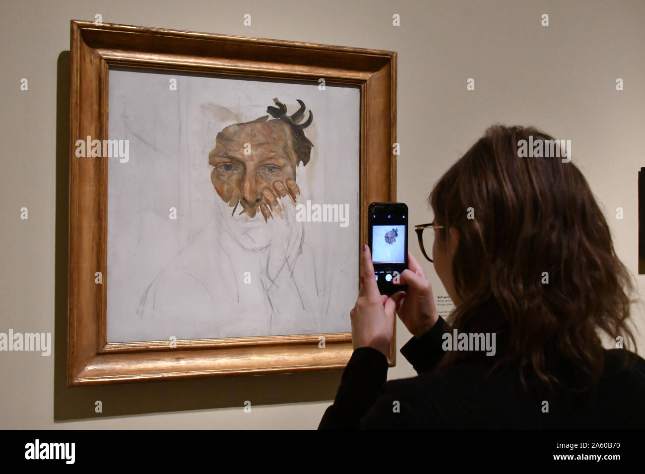 London, Großbritannien. 23 Okt, 2019. Lucian Freud, Selbstporträt, C. 1956 in Lucian Freud, die Selbstporträts, eine neue große Ausstellung mit Schwerpunkt auf den Selbstporträts des britischen Künstlers Lucian Freud, mit mehr als 50 Gemälde, Drucke und Zeichnungen, an der Königlichen Akademie der Künste in London, Großbritannien, 23. Oktober 2019 Credit: Nils Jorgensen/Alamy leben Nachrichten Stockfoto