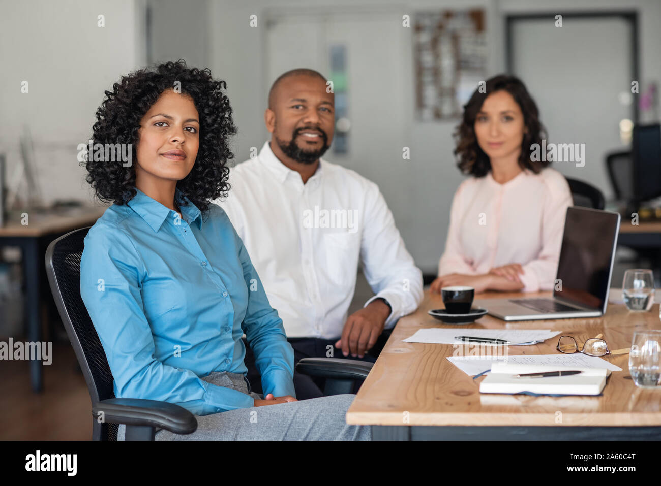 Diverse Geschäftsleute zusammen in einem Büro Tisch Stockfoto