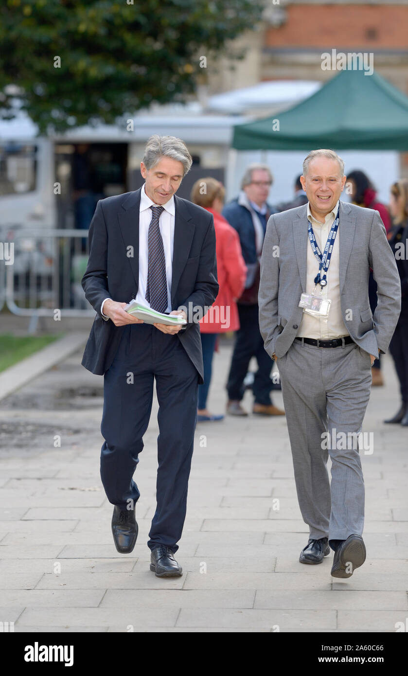 Paul Barltrop (BBC politischer Redakteur, westlich von England) und Andrew Sinclair (politischer Korrespondent für BBC-Ost) auf College Green, Westminster, Octobe Stockfoto