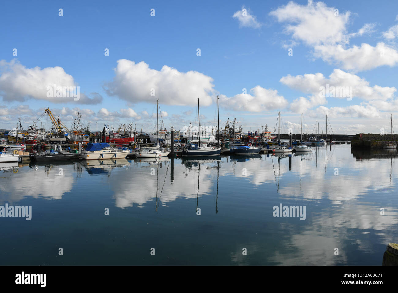 Newlyn, Cornwall, UK. 23. Oktober 2019. UK Wetter. Warm und sonnig heute Mittag in Newlyn Harbour. Kredit Simon Maycock/Alamy Leben Nachrichten. Stockfoto