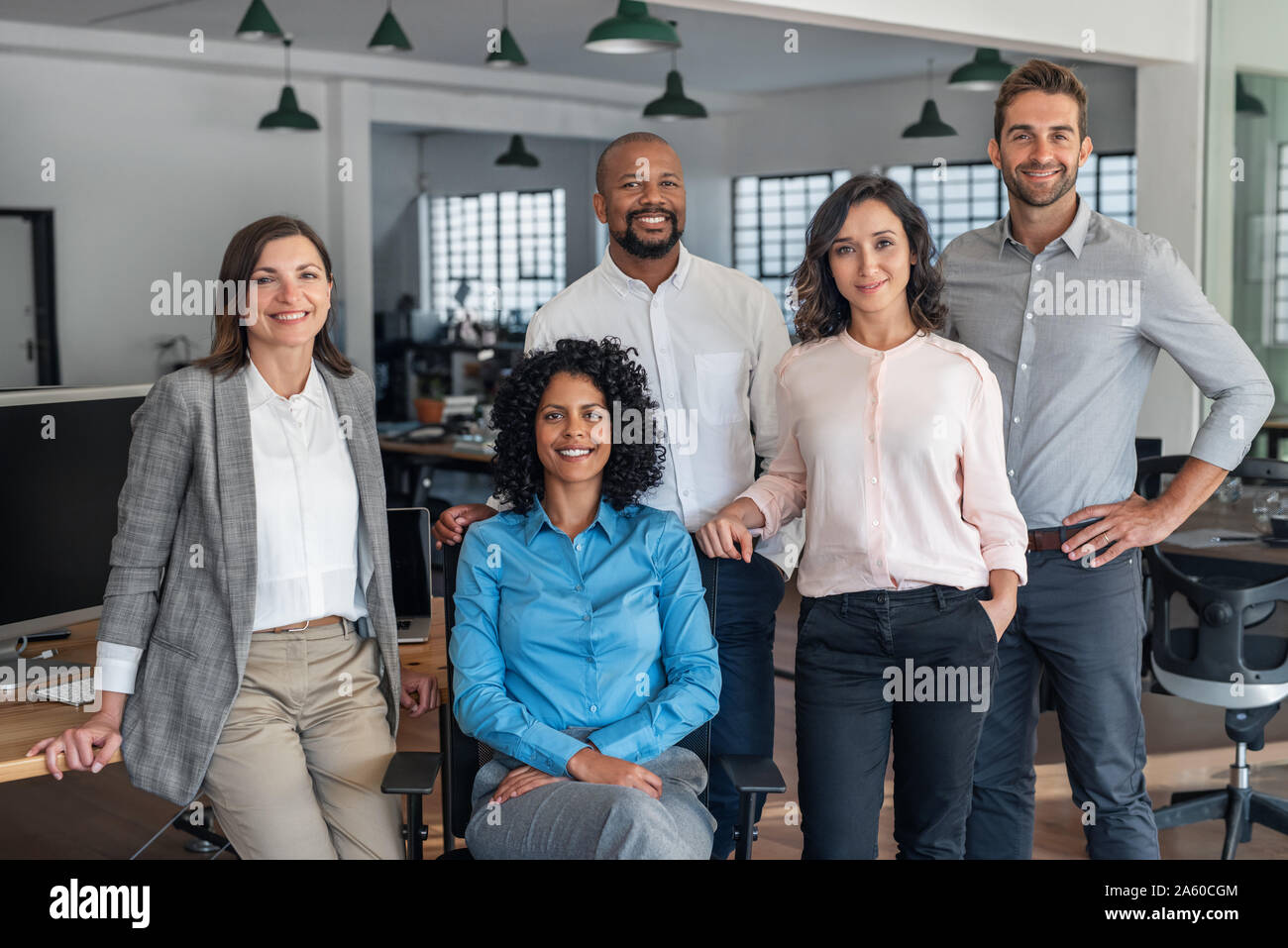 Lächelnd Gruppe diverser Geschäftsleute, die die Arbeit in einem Büro Stockfoto