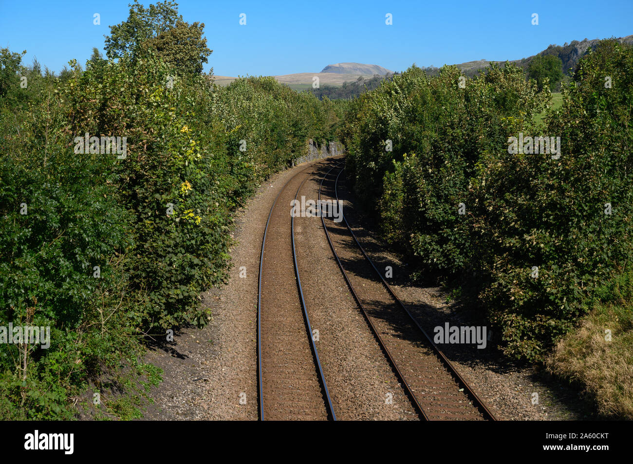 Pen y Gent fiel, North Yorkshire, zeichnet sich am Horizont, aus dem langcliffe Fußgängerbrücke über die Settle Carlisle Railway Line gesehen. Stockfoto