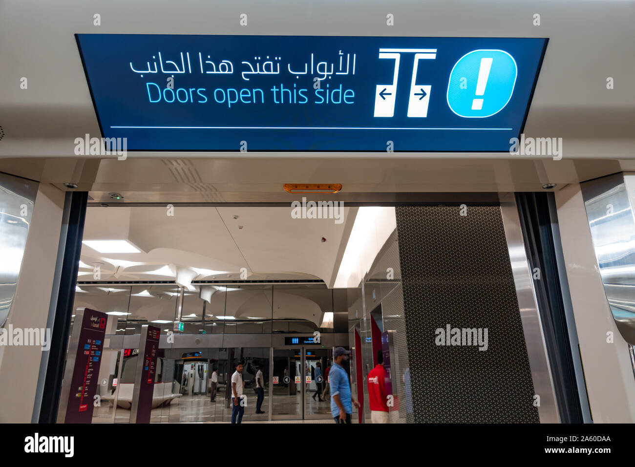 Die zweisprachige digitales Schild "Türen diese Seite öffnen' auf die Metro in Doha, Katar Stockfoto