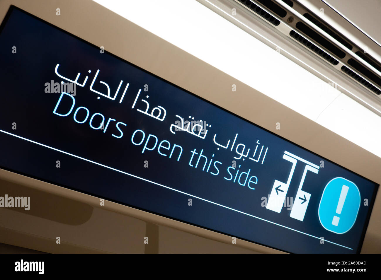 Die zweisprachige digitales Schild "Türen diese Seite öffnen' auf die Metro in Doha, Katar Stockfoto