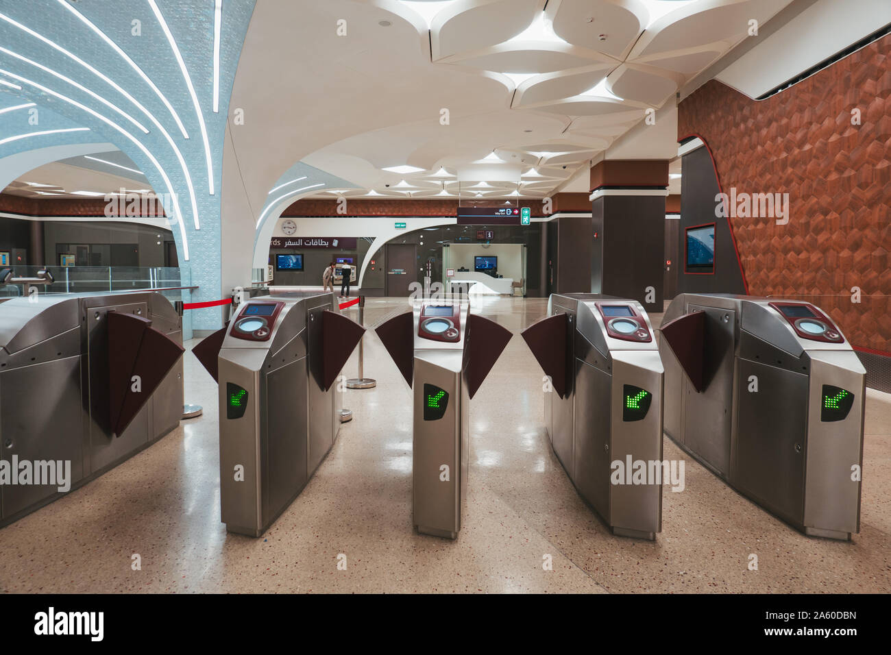 Die Zahlung von Fahrpreisen Gates in einer U-Bahn Station in Doha, Katar. Sie arbeiten mit einem Nachladbaren NFC Smart Card Stockfoto