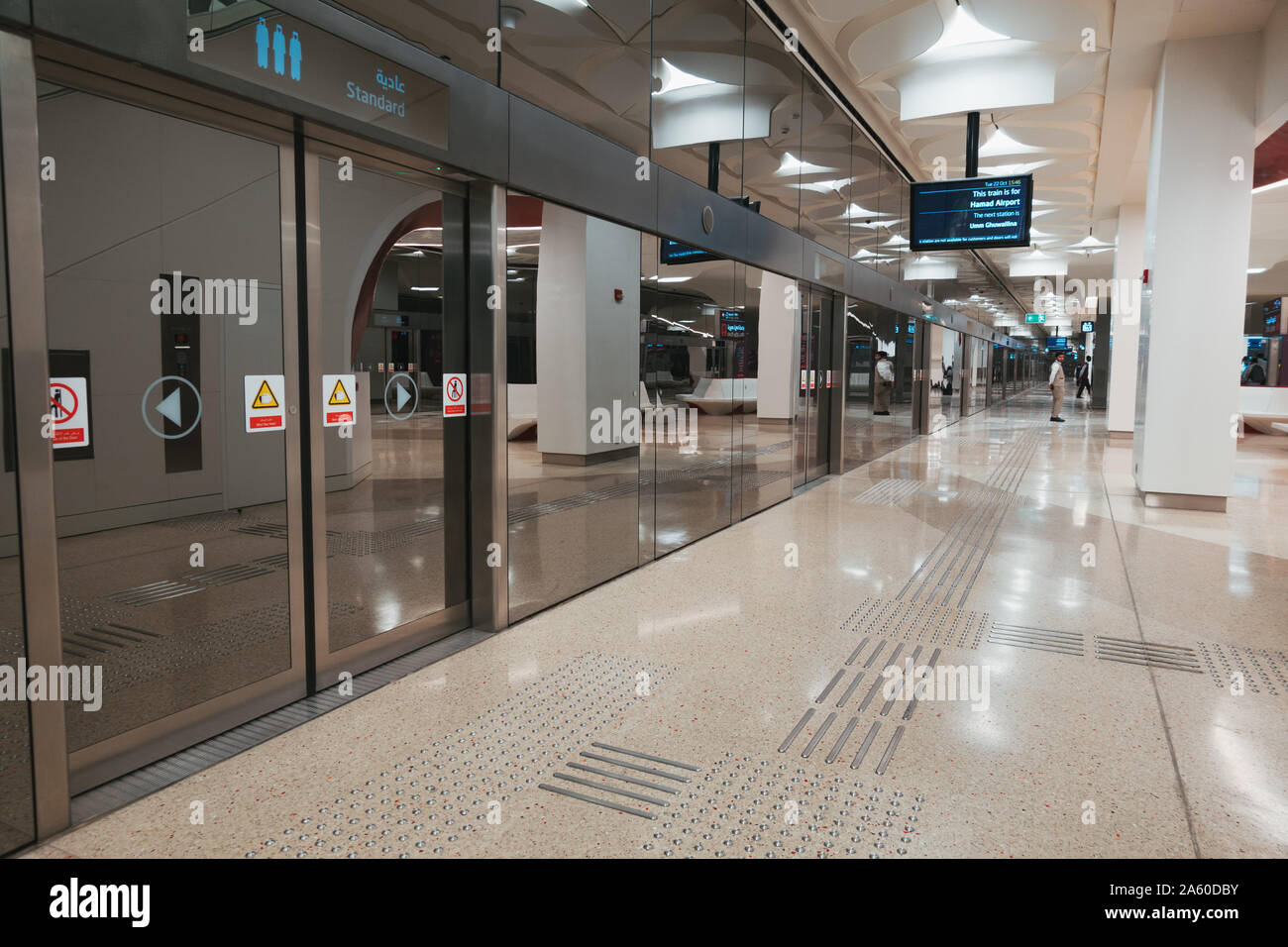 Eine leere Plattform auf dem Doha Metro. Die Glastüren zu den Zug sind automatische Stockfoto