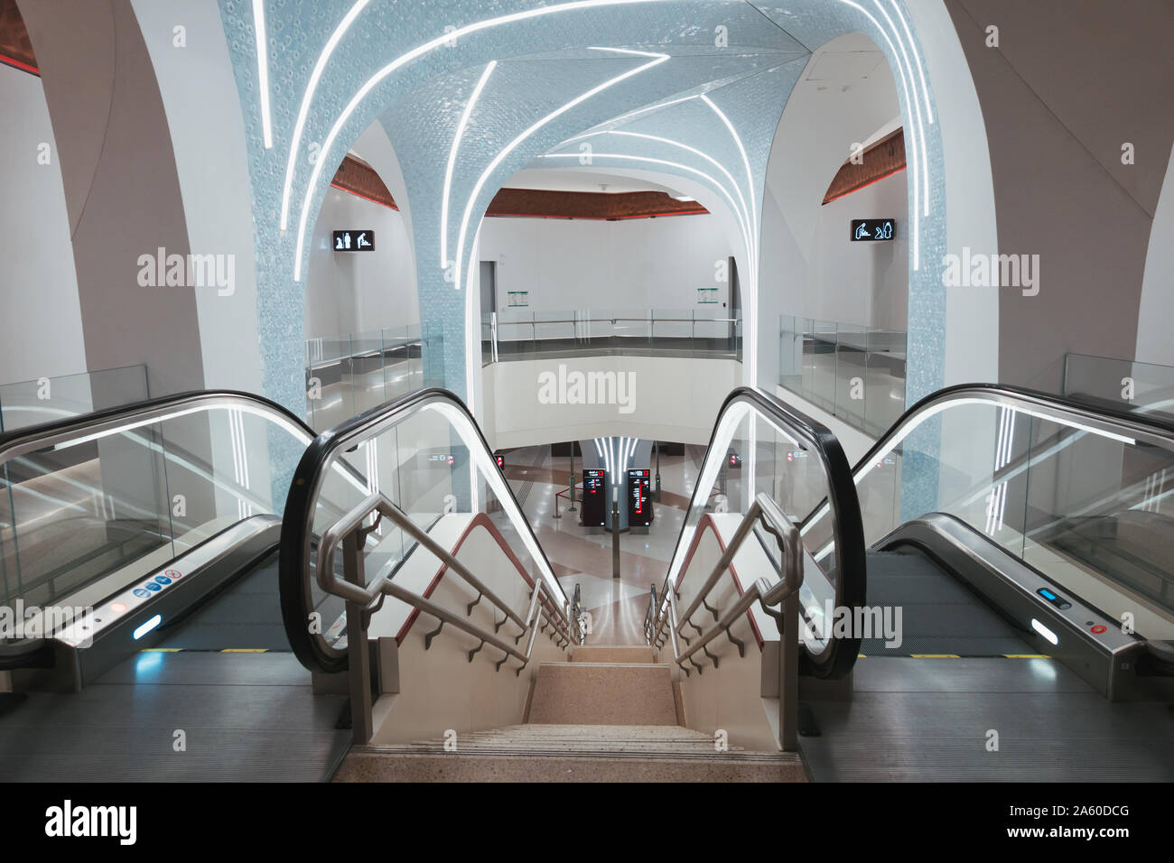 Rolltreppen auf dem Bahnsteig bei Al Qassar Metro Station, Doha, Katar. Die Lobby zeigt eine futuristisch geschwungene Design mit LED-Streifen Stockfoto