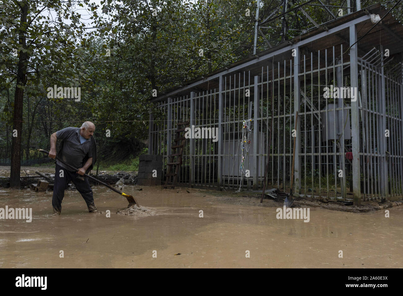 Welle, Gilan, Iran. 22 Okt, 2019. Ein Mann arbeitet an seinem Hof. Schwere Regenfälle überflutet zu Erdrutschen und Überschwemmungen in die Welle Stadt. Mehrere Brücken eingestürzt und Straßen der drei hundert Haushalte des Dorfes Visrood blockiert waren. Die Flut beschädigt auch Häuser und Farmen. Welle ist eine Stadt im Westen der Provinz Guilan. Credit: Babak Jeddi/SOPA Images/ZUMA Draht/Alamy leben Nachrichten Stockfoto