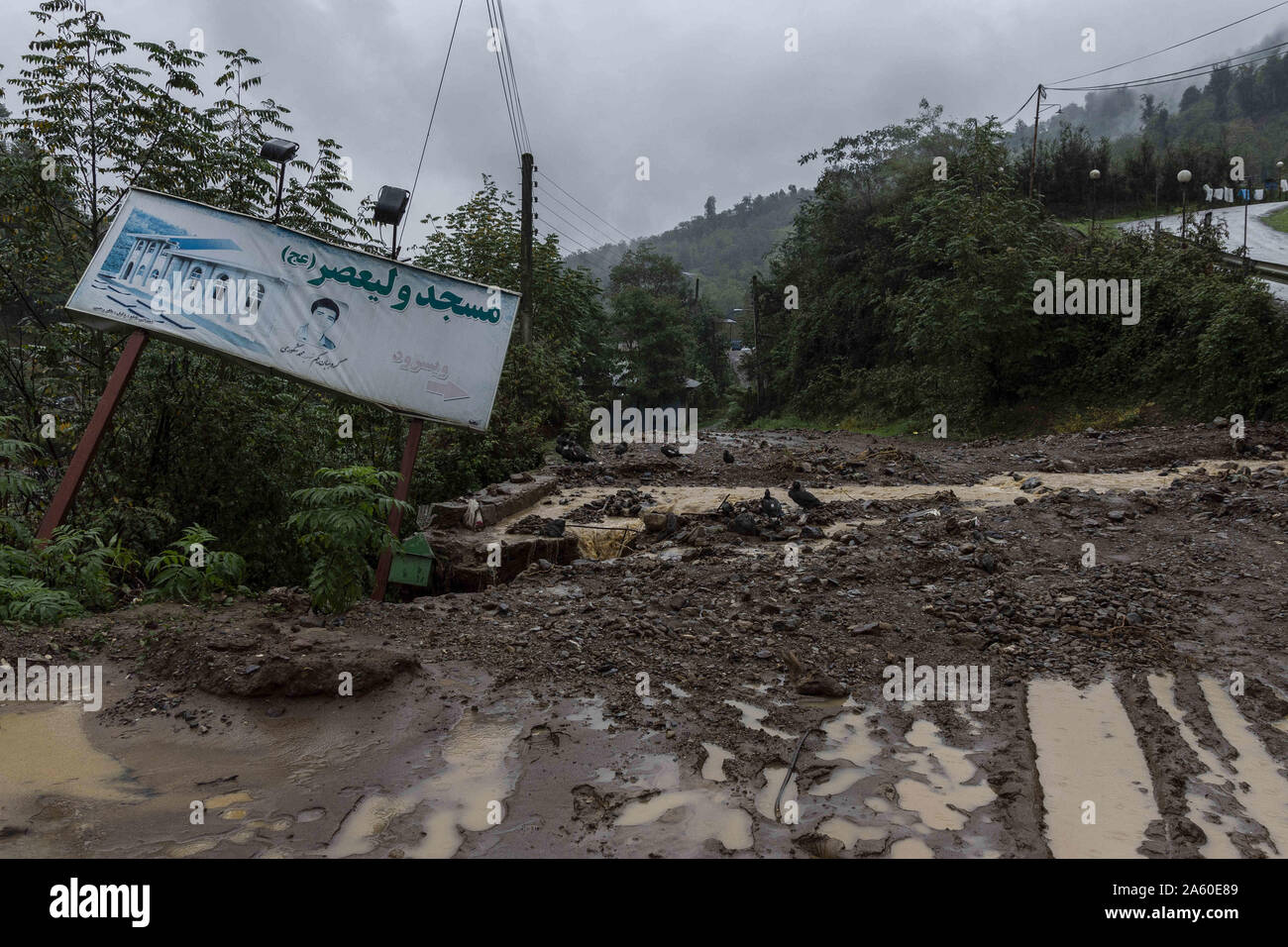 Welle, Gilan, Iran. 22 Okt, 2019. Eine überdachte Straße durch Erdrutsche im Dorf Visrood. Schwere Regenfälle zu Erdrutschen und Überschwemmungen in die Welle Stadt. Mehrere Brücken eingestürzt und Straßen der drei hundert Haushalte des Dorfes Visrood blockiert waren. Die Flut beschädigt auch Häuser und Farmen. Welle ist eine Stadt im Westen der Provinz Guilan. Credit: Babak Jeddi/SOPA Images/ZUMA Draht/Alamy leben Nachrichten Stockfoto