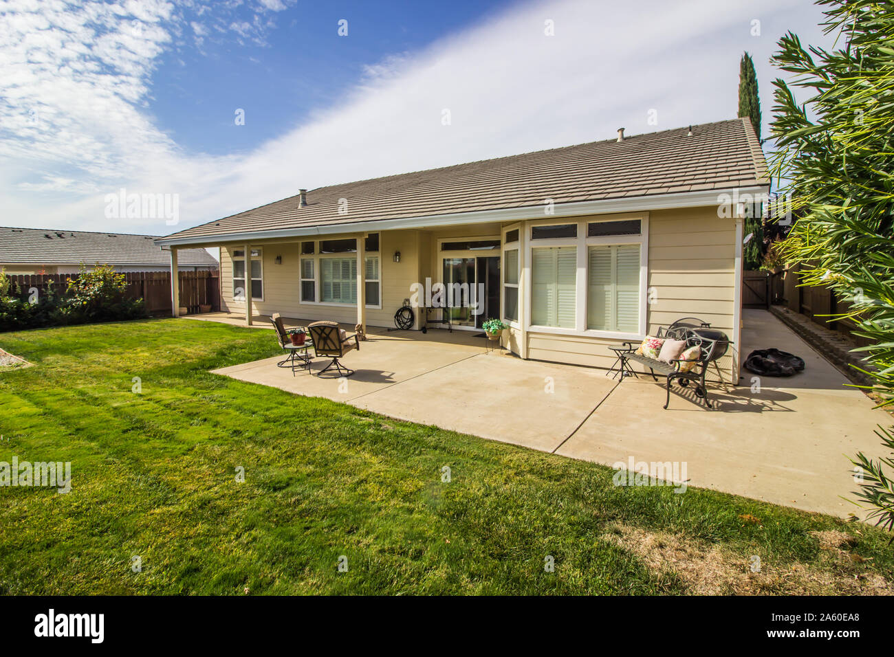 Hinteren Hof des Ranch Style Home mit Gartenmöbeln Stockfoto