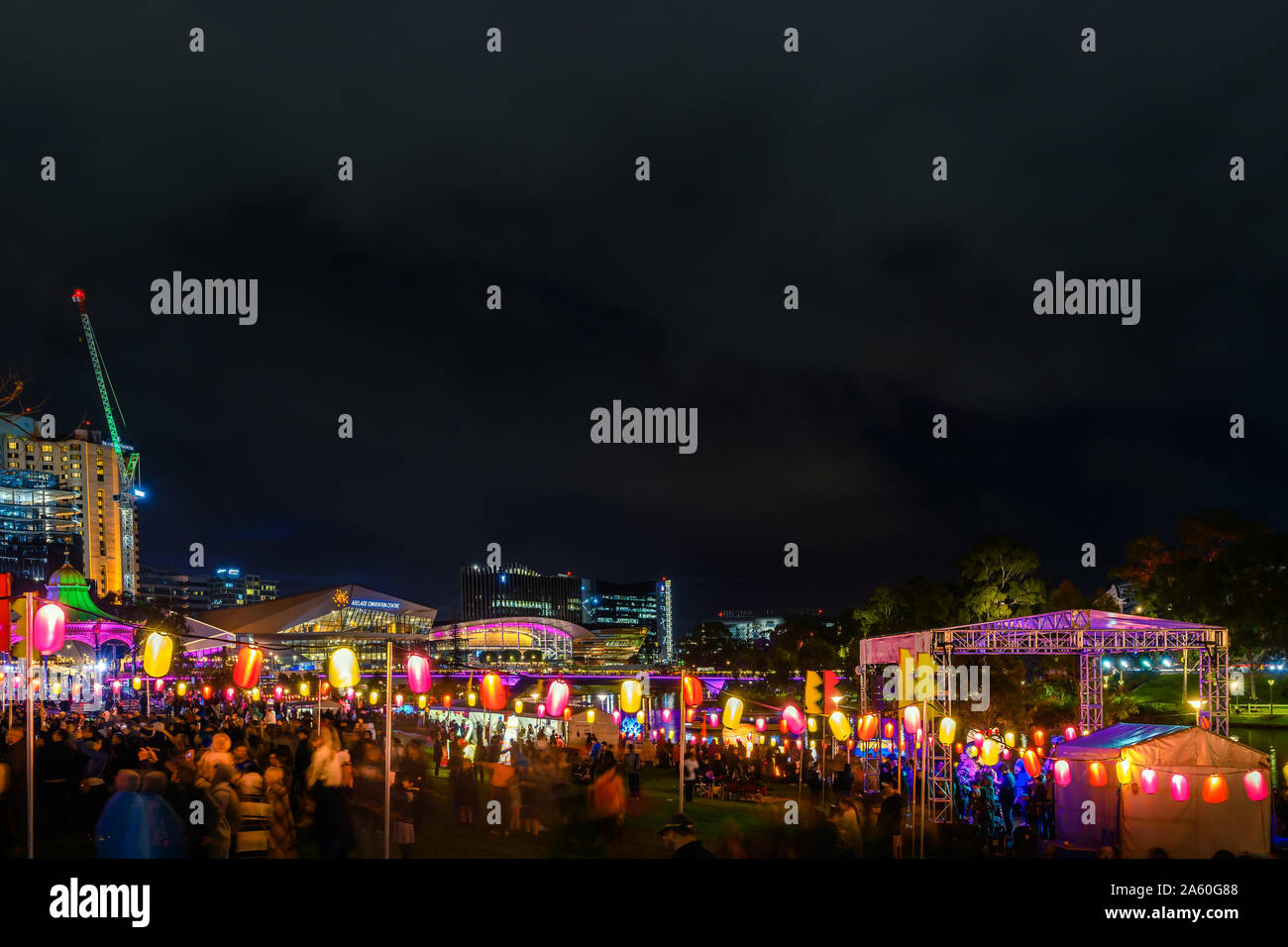 Adelaide, Australien - Oktober 19, 2019: Elder Park voll mit Menschen während der Mond Laterne Fest Feier verpackt in der Nacht Stockfoto