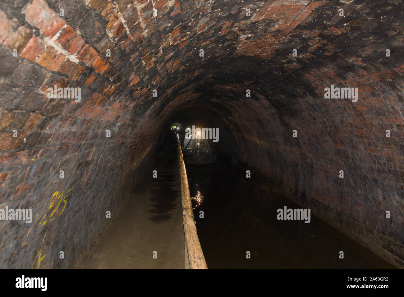 Schmale Boote navigieren im Chirk Kanal Tunnel auf dem Llangollen-kanal im Norden von Wales. Im Jahr 1801 erbaut und von William Jessop und Thomas Telford konzipiert Stockfoto