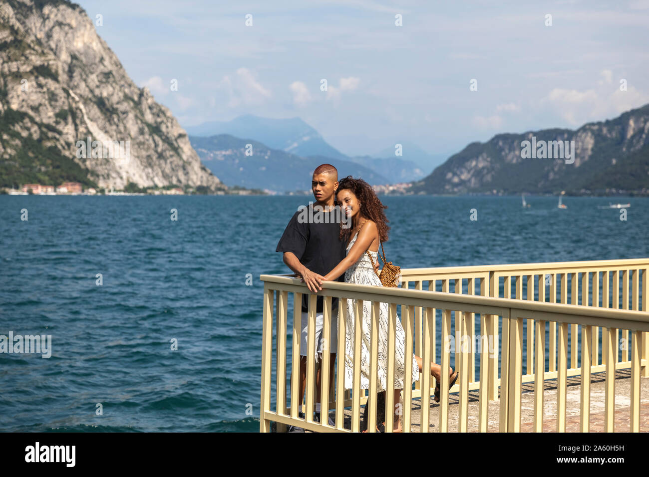 Glückliches junges Paar auf der Terrasse an der Vorderseite des Lake Como, Lecco, Italien Stockfoto