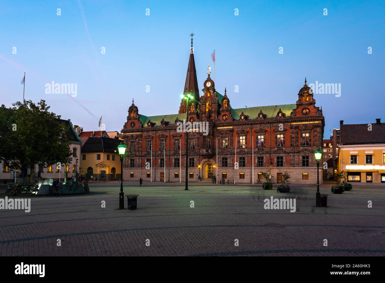 Beleuchtete Rathaus gegen den blauen Himmel in der Dämmerung in Malmö, Schweden Stockfoto