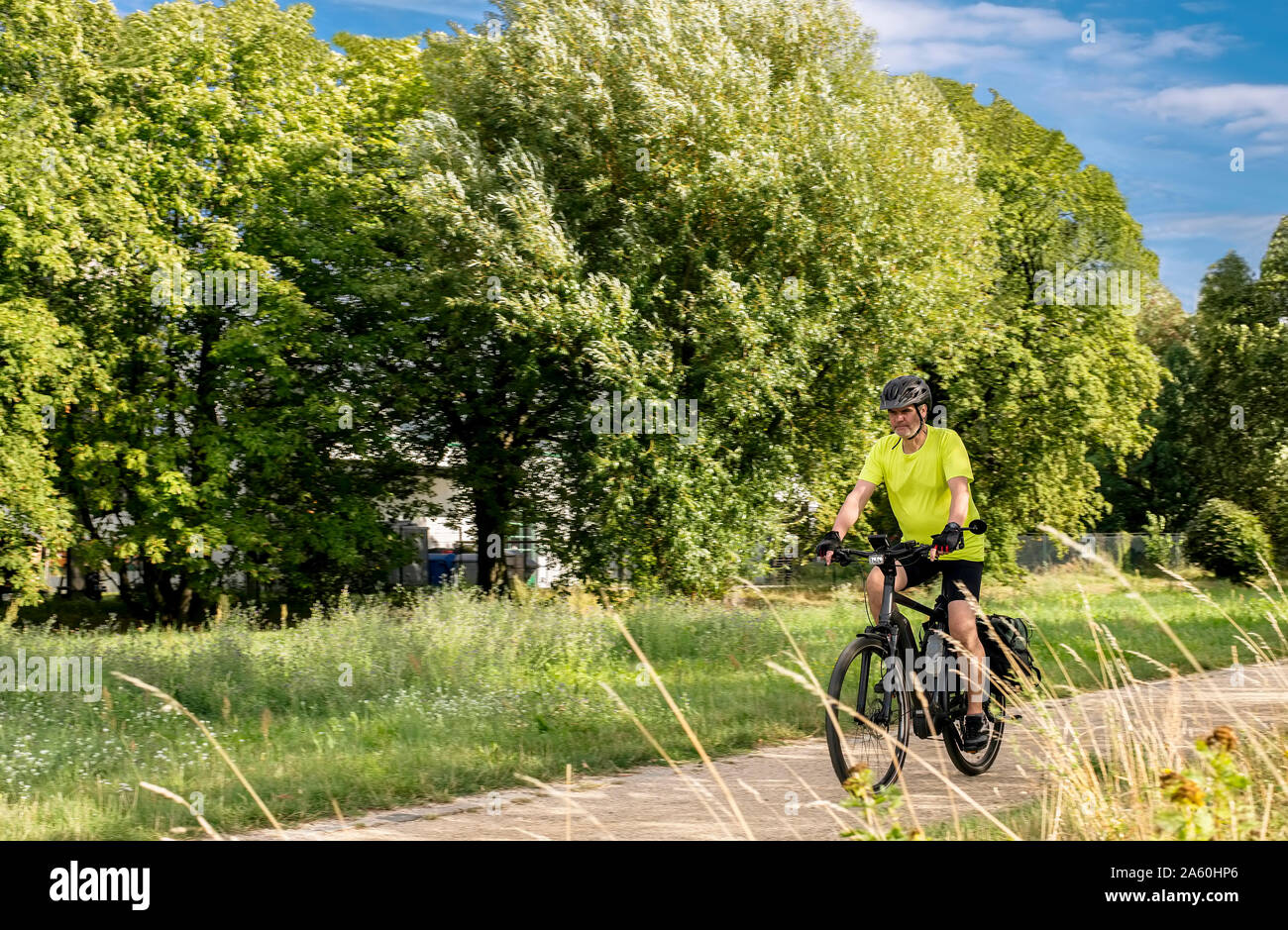 Reifer Mann auf einer Tour mit dem e-Bike Stockfoto
