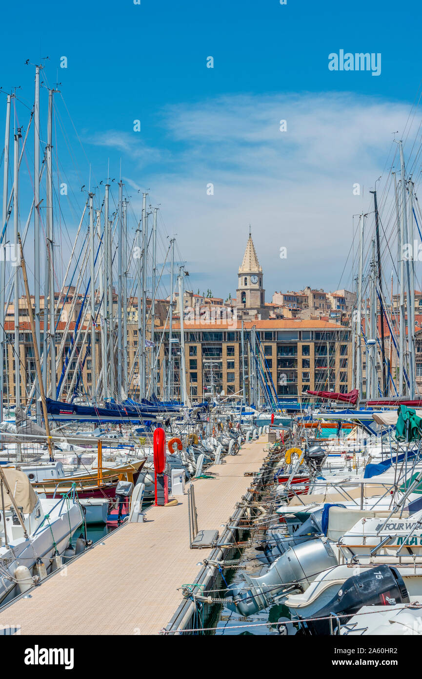 Frankreich, Provence-Alpes-Cote d'Azur, Marseille, alter Hafen, Seebrücke und Segelyachten Stockfoto