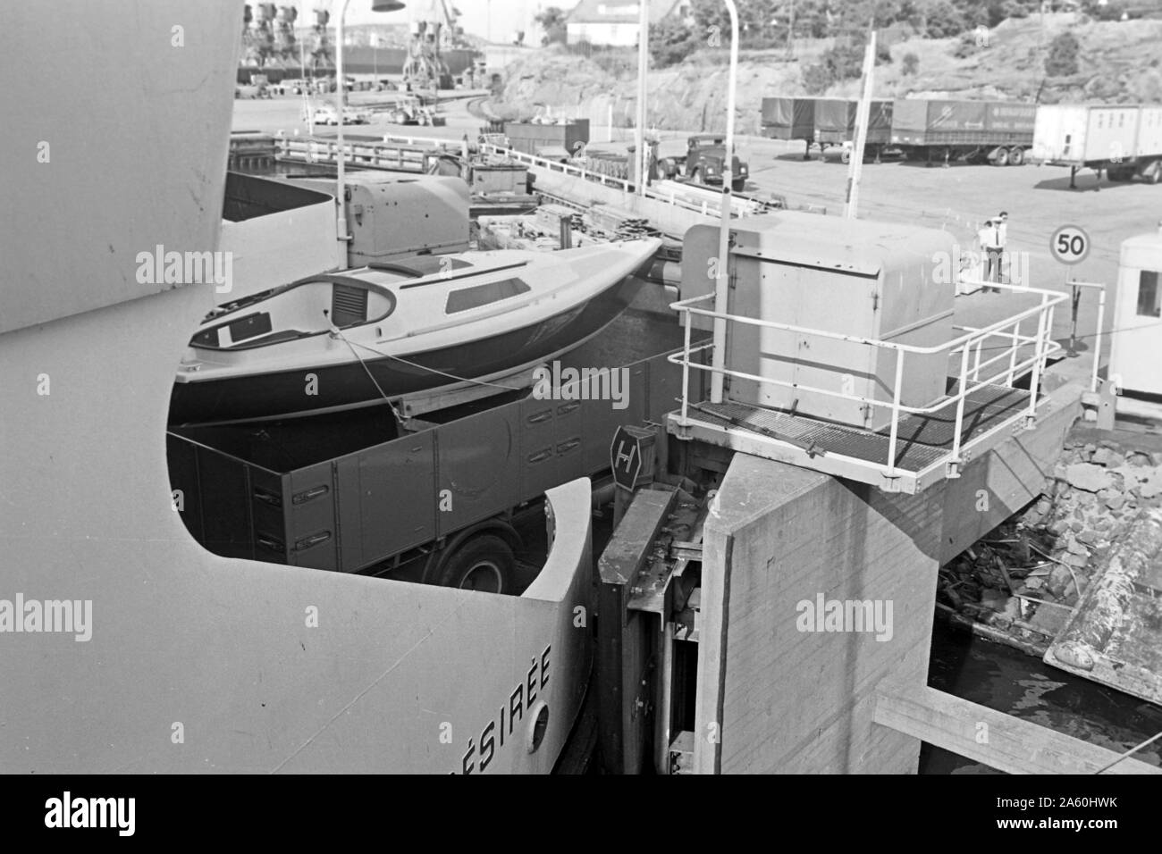 Motorboote werden von einer Fähre verladen, Göteborg, Schweden 1969. Motorboote sind immer Last von Bord, Göteborg Schweden 1969. Stockfoto